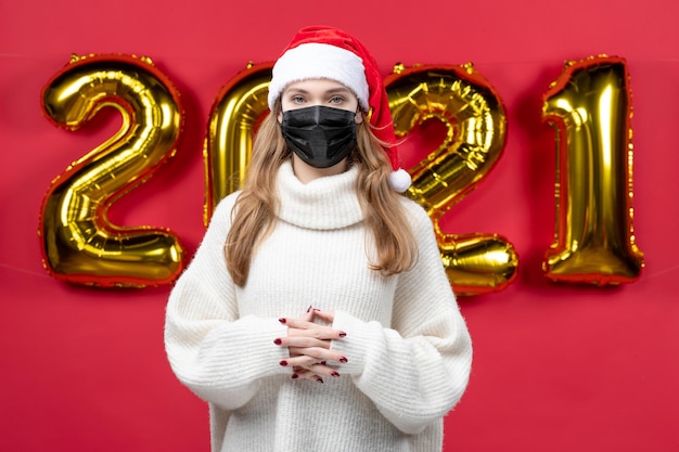 Joven expresiva posando para la víspera de año nuevo