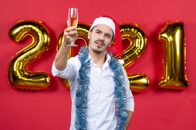 Joven expresiva posando para la víspera de año nuevo