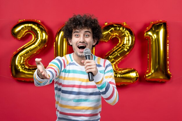 Joven expresiva posando para la víspera de año nuevo