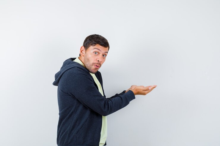 Foto gratuito joven expresivo posando en el estudio