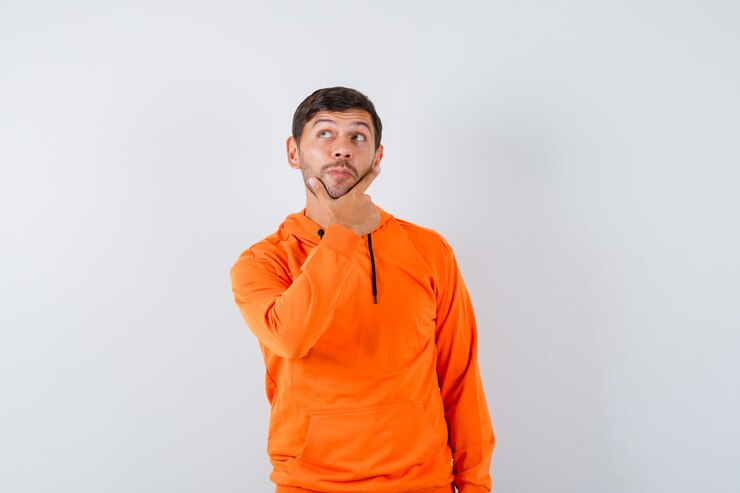 Foto gratuito joven expresivo posando en el estudio