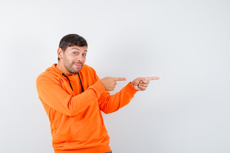 Foto gratuito joven expresivo posando en el estudio