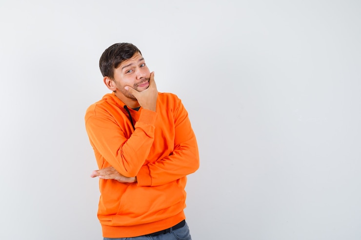 Foto gratuito joven expresivo posando en el estudio