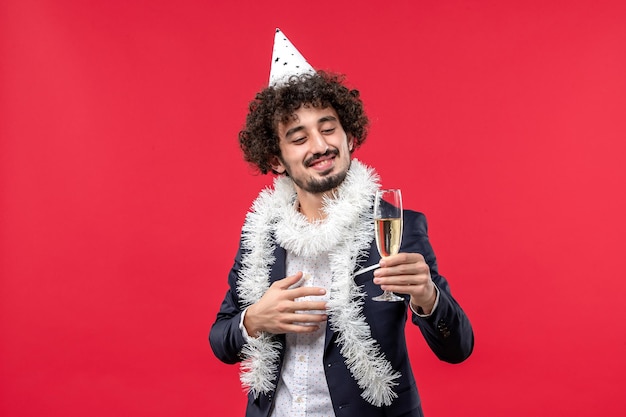 Joven expresivo posando para Navidad