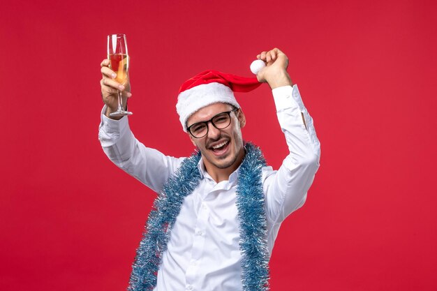 Joven expresivo posando para Navidad