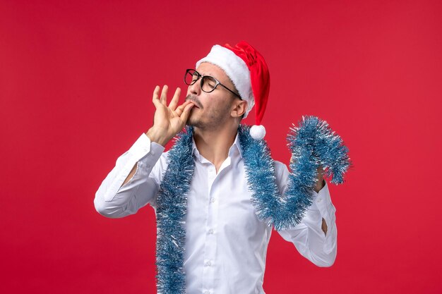 Joven expresivo posando para Navidad