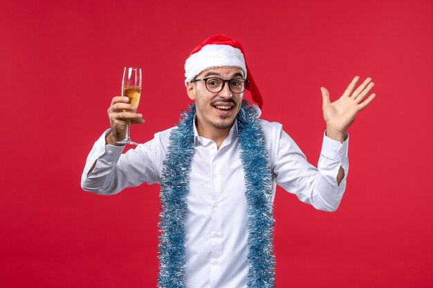 Joven expresivo posando para Navidad