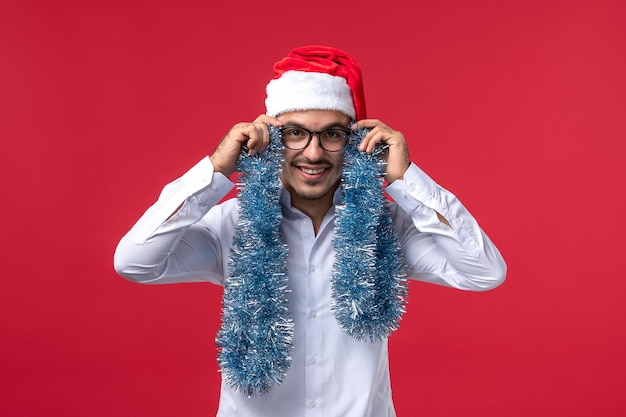 Joven expresivo posando para Navidad