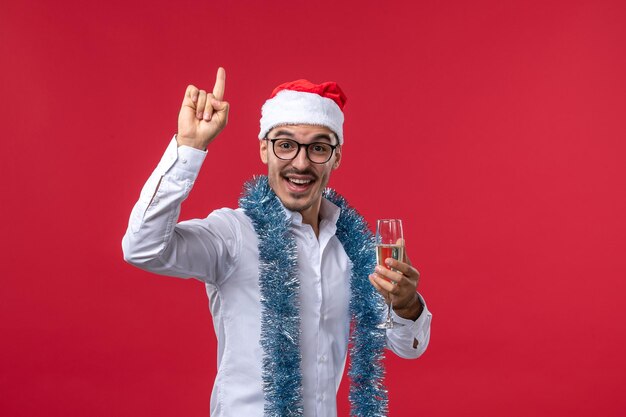 Joven expresivo posando para Navidad