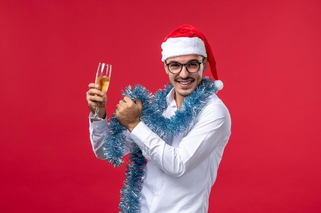 Joven expresivo posando para Navidad