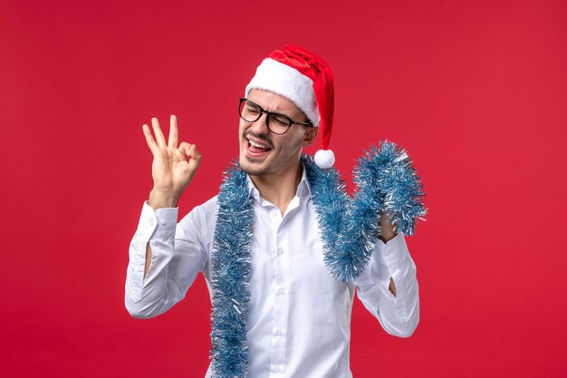 Joven expresivo posando para Navidad