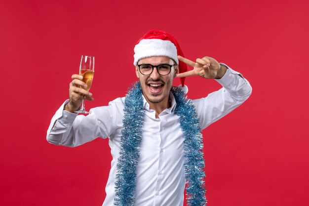 Foto gratuita joven expresivo posando para navidad