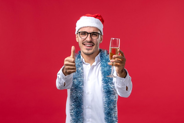 Joven expresivo posando para Navidad