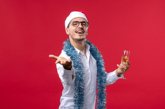 Joven expresivo posando para Navidad