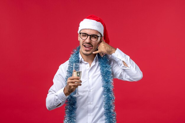 Joven expresivo posando para Navidad