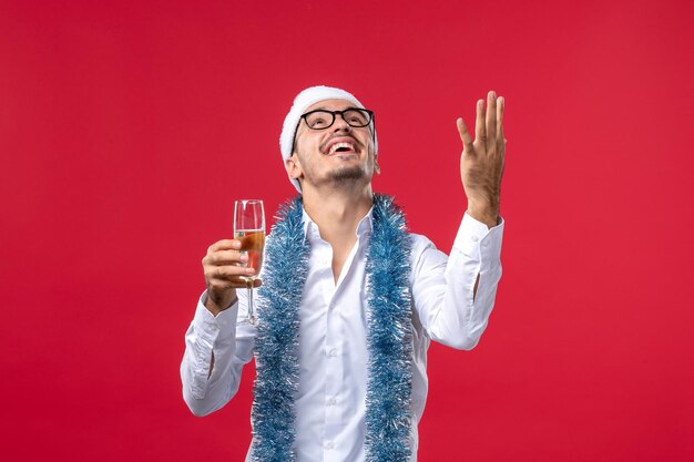 Joven expresivo posando para Navidad