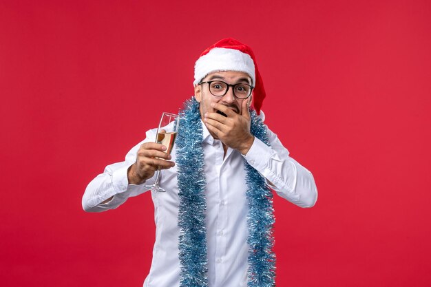 Joven expresivo posando para Navidad