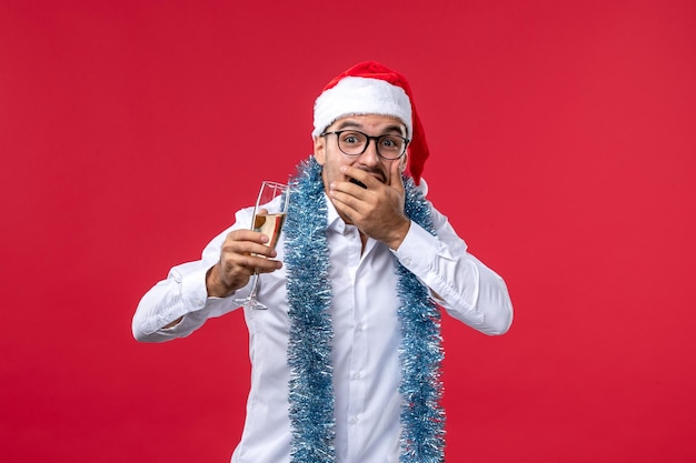 Joven expresivo posando para Navidad