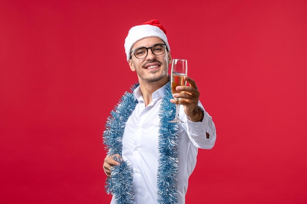 Foto gratuita joven expresivo posando para navidad