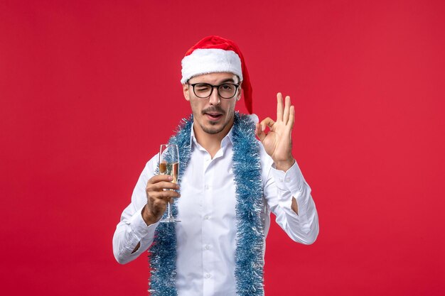 Joven expresivo posando para Navidad