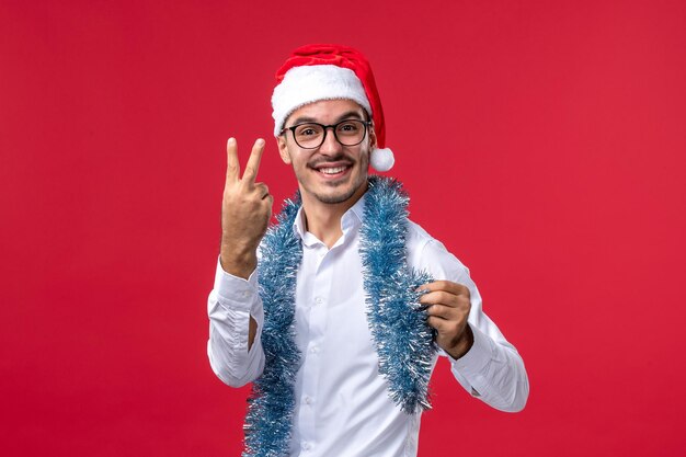 Joven expresivo posando para Navidad