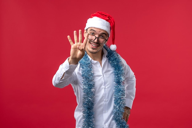 Joven expresivo posando para Navidad