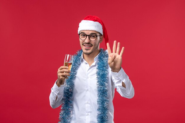 Joven expresivo posando para Navidad