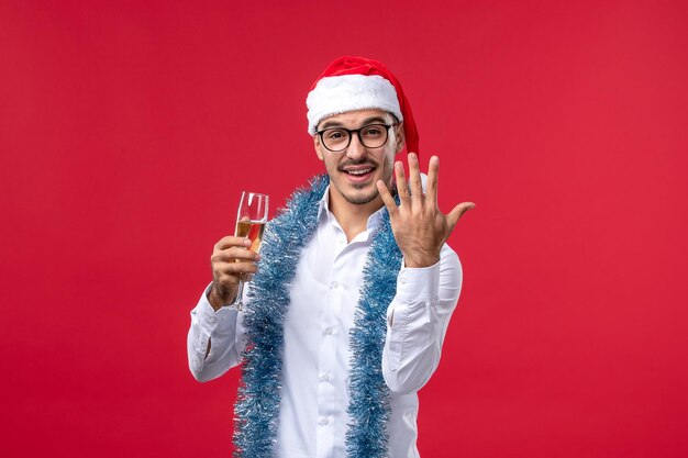 Joven expresivo posando para Navidad