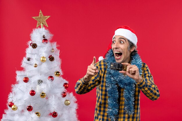 Joven expresivo posando para Navidad