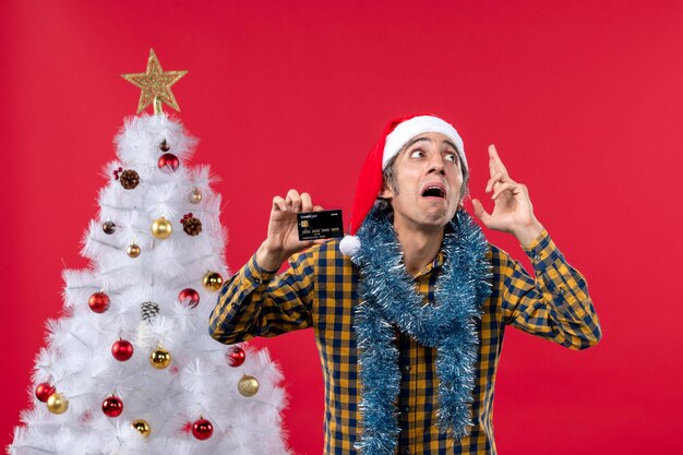 Joven expresivo posando para Navidad