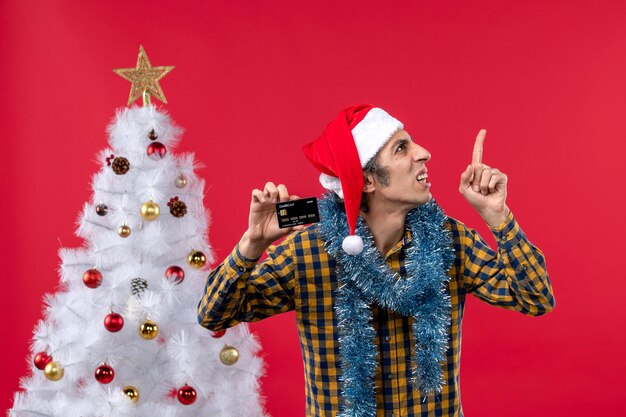 Foto gratuita joven expresivo posando para navidad