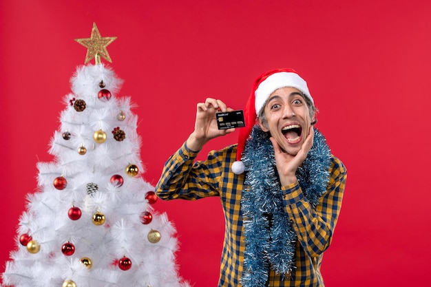 Joven expresivo posando para Navidad