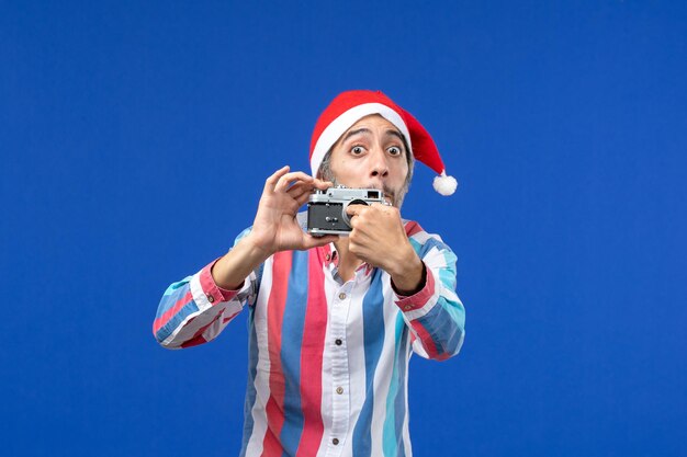 Joven expresivo posando para Navidad