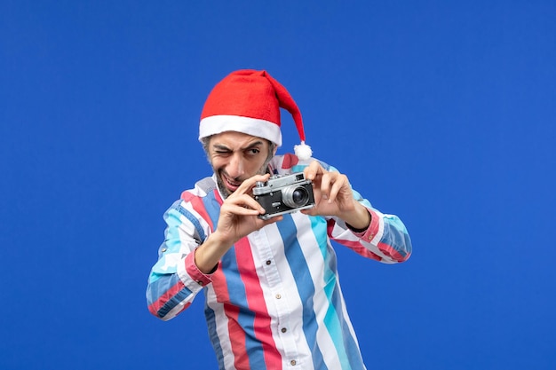 Joven expresivo posando para Navidad