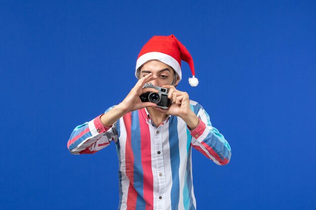 Joven expresivo posando para Navidad