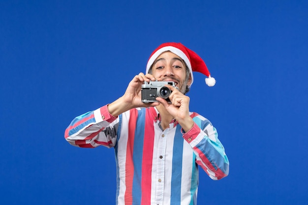 Joven expresivo posando para Navidad