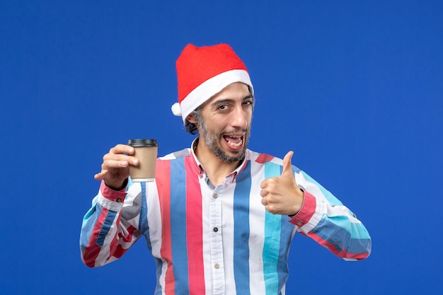 Joven expresivo posando para Navidad