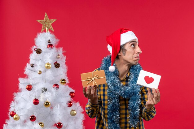 Joven expresivo posando para Navidad