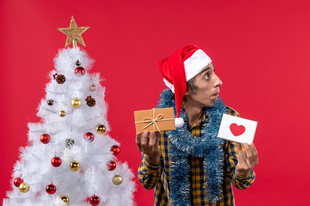 Joven expresivo posando para Navidad