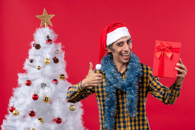 Joven expresivo posando para Navidad