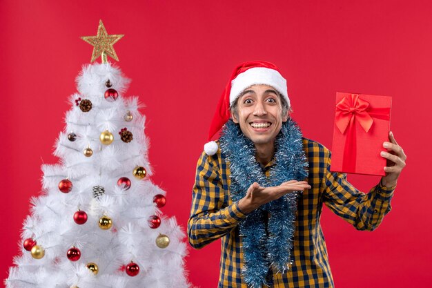 Joven expresivo posando para Navidad