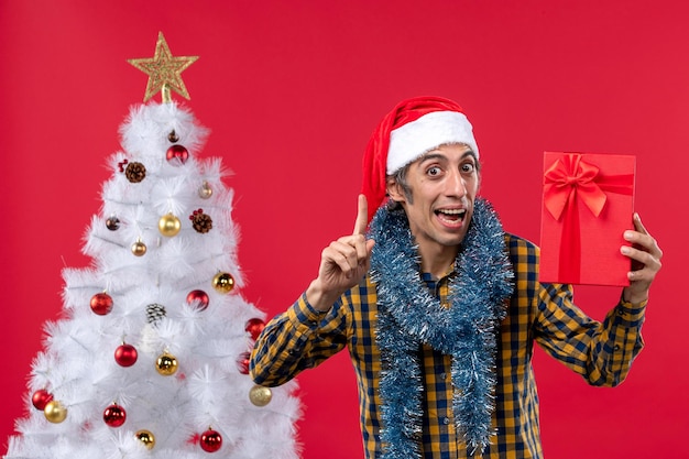 Joven expresivo posando para Navidad