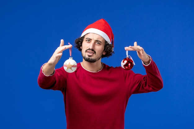 Joven expresivo posando para Navidad