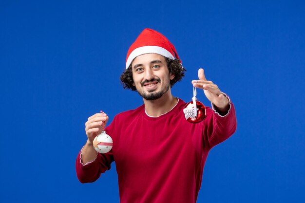 Joven expresivo posando para Navidad