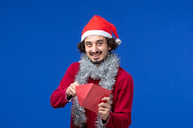 Joven expresivo posando para Navidad