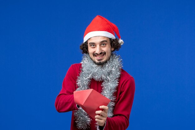 Joven expresivo posando para Navidad