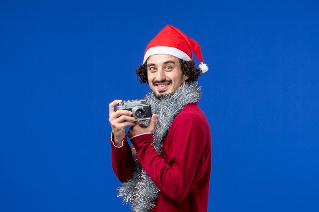 Joven expresivo posando para Navidad