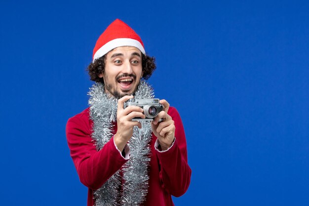 Joven expresivo posando para Navidad