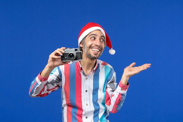 Joven expresivo posando para Navidad