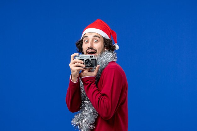 Joven expresivo posando para Navidad